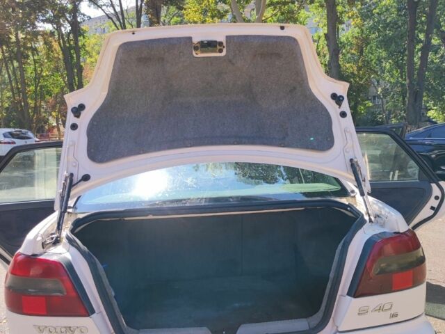 Белый Вольво С40, объемом двигателя 1 л и пробегом 250 тыс. км за 1400 $, фото 6 на Automoto.ua