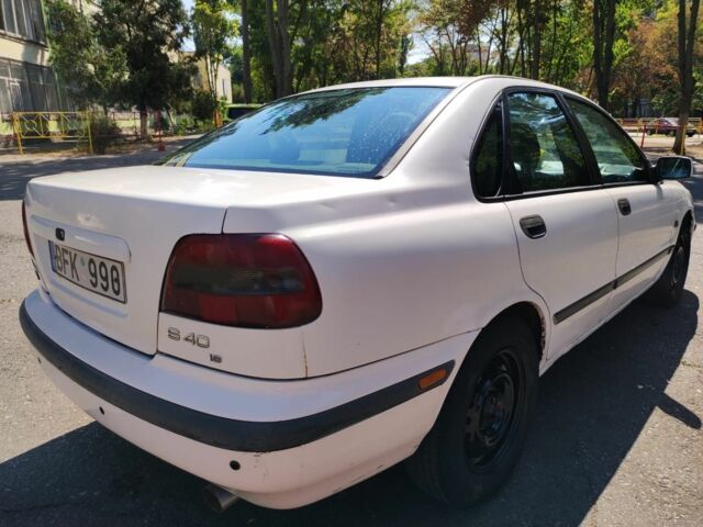 Белый Вольво С40, объемом двигателя 1 л и пробегом 250 тыс. км за 1400 $, фото 4 на Automoto.ua