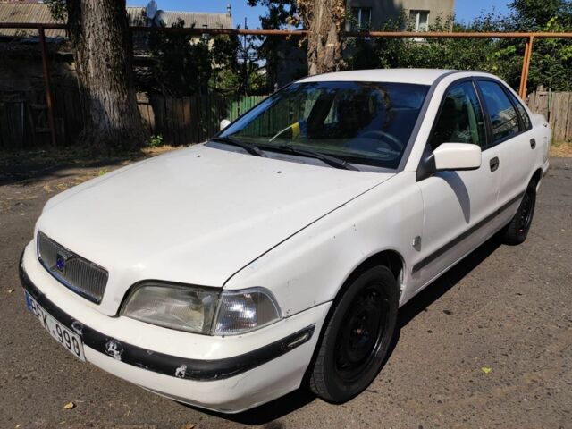 Белый Вольво С40, объемом двигателя 1 л и пробегом 250 тыс. км за 1400 $, фото 2 на Automoto.ua