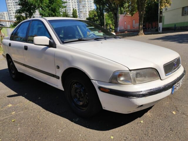 Белый Вольво С40, объемом двигателя 1 л и пробегом 250 тыс. км за 1400 $, фото 1 на Automoto.ua