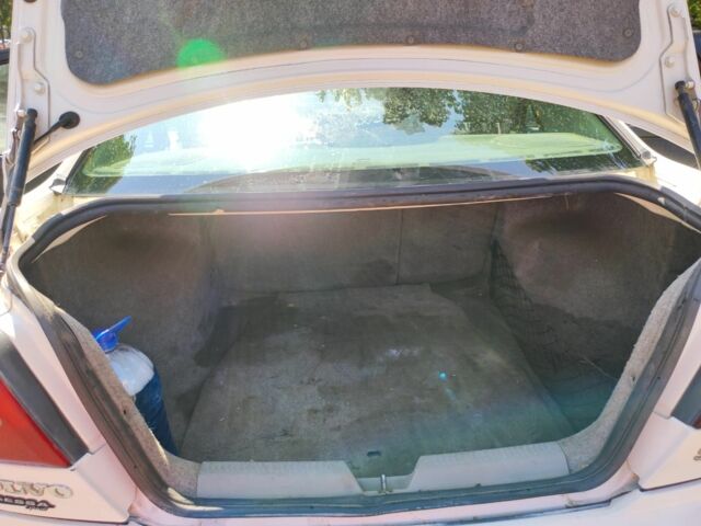 Белый Вольво С40, объемом двигателя 1 л и пробегом 250 тыс. км за 1400 $, фото 5 на Automoto.ua