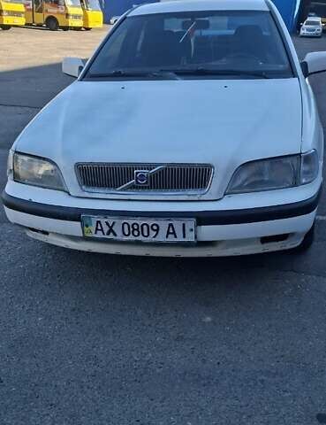 Белый Вольво С40, объемом двигателя 1.8 л и пробегом 350 тыс. км за 1600 $, фото 6 на Automoto.ua
