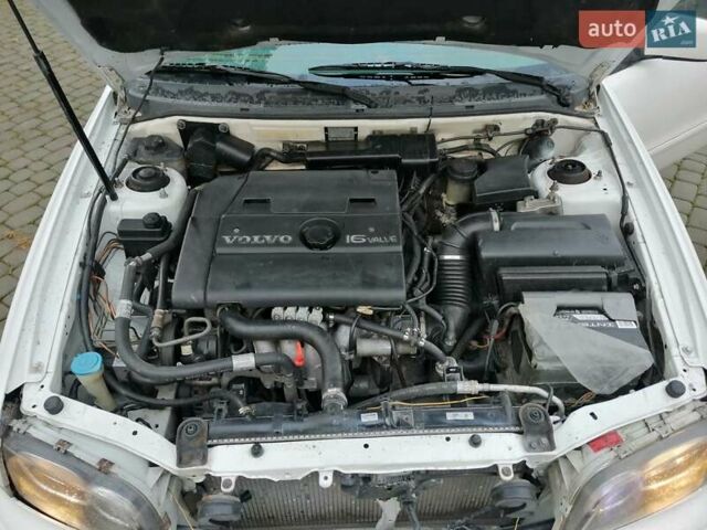 Білий Вольво S40, об'ємом двигуна 1.73 л та пробігом 356 тис. км за 1800 $, фото 9 на Automoto.ua