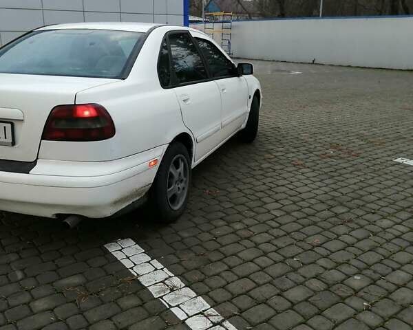 Білий Вольво S40, об'ємом двигуна 1.73 л та пробігом 356 тис. км за 1800 $, фото 1 на Automoto.ua