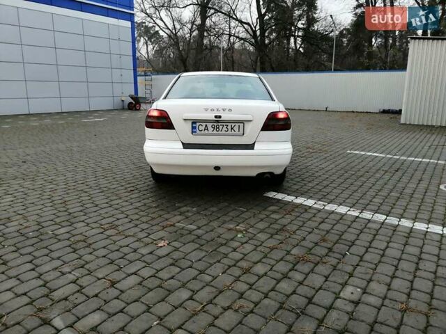 Білий Вольво S40, об'ємом двигуна 1.73 л та пробігом 356 тис. км за 1800 $, фото 2 на Automoto.ua