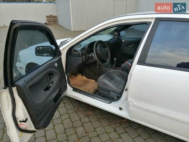 Білий Вольво S40, об'ємом двигуна 1.73 л та пробігом 356 тис. км за 1800 $, фото 6 на Automoto.ua