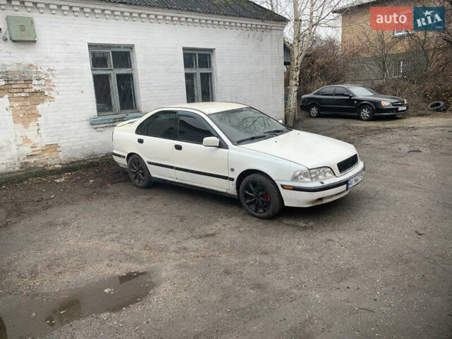 Белый Вольво С40, объемом двигателя 2 л и пробегом 295 тыс. км за 1800 $, фото 7 на Automoto.ua