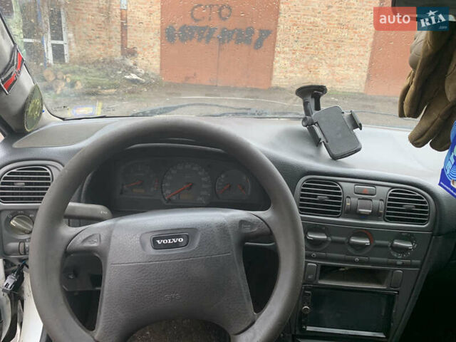 Белый Вольво С40, объемом двигателя 2 л и пробегом 295 тыс. км за 1800 $, фото 4 на Automoto.ua