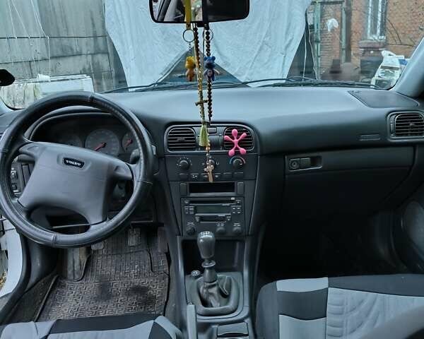 Белый Вольво С40, объемом двигателя 1.59 л и пробегом 258 тыс. км за 3250 $, фото 2 на Automoto.ua