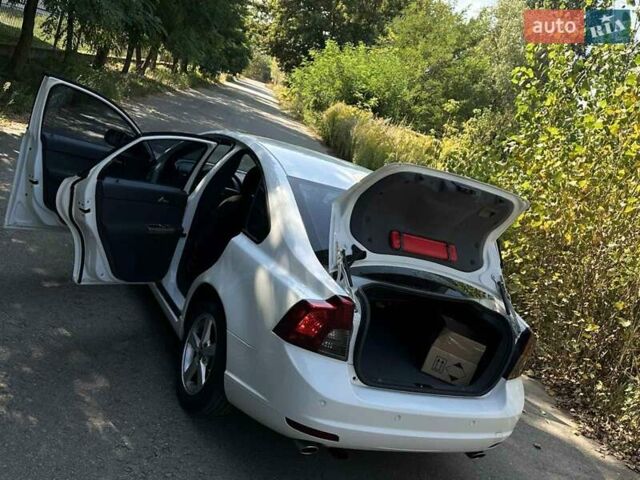 Белый Вольво С40, объемом двигателя 2.52 л и пробегом 225 тыс. км за 6350 $, фото 7 на Automoto.ua