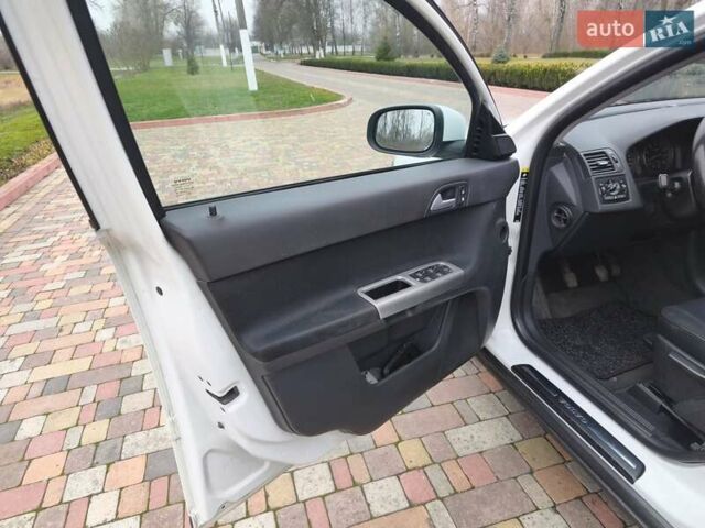 Белый Вольво С40, объемом двигателя 1.6 л и пробегом 188 тыс. км за 6999 $, фото 14 на Automoto.ua