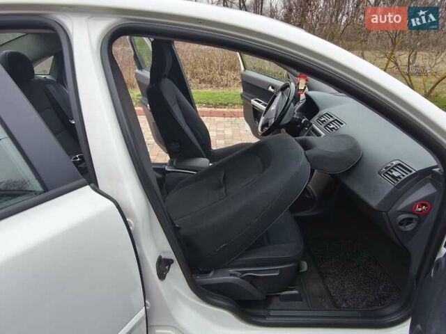 Белый Вольво С40, объемом двигателя 1.6 л и пробегом 188 тыс. км за 6999 $, фото 25 на Automoto.ua