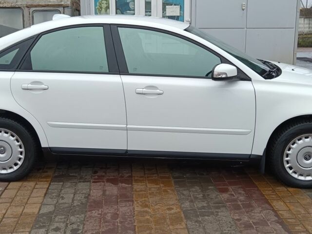 Белый Вольво С40, объемом двигателя 1.6 л и пробегом 214 тыс. км за 6600 $, фото 4 на Automoto.ua