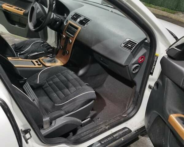 Білий Вольво S40, об'ємом двигуна 1.6 л та пробігом 213 тис. км за 6800 $, фото 4 на Automoto.ua