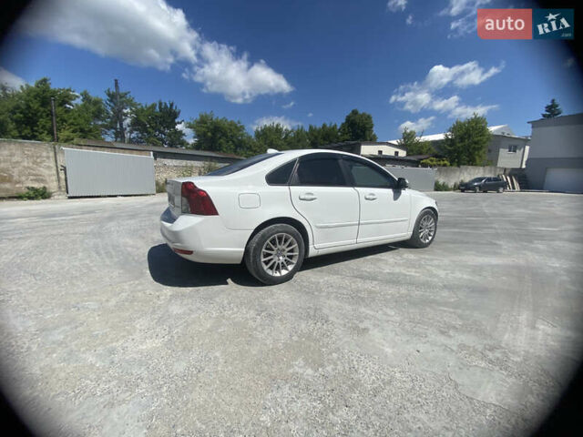 Белый Вольво С40, объемом двигателя 2 л и пробегом 217 тыс. км за 7300 $, фото 4 на Automoto.ua