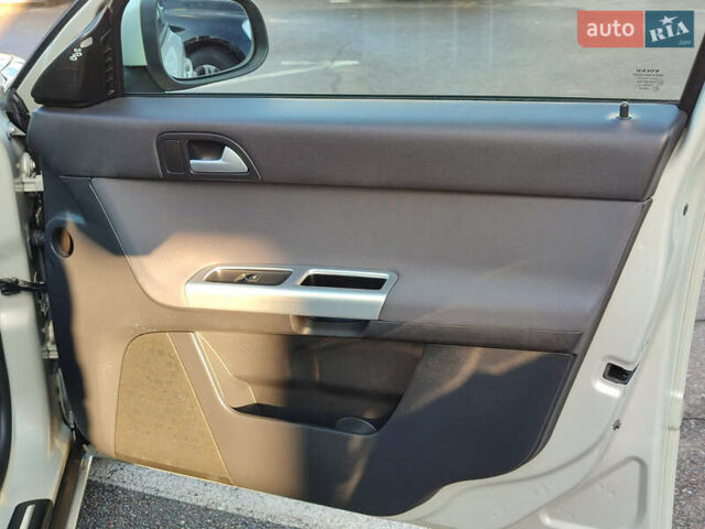 Вольво С40 2011 в Киеве на Automoto.ua Белый Вольво С40, объемом двигателя 1.6 л и пробегом 194 тыс. км за 10000 $, фото 25 на Automoto.ua