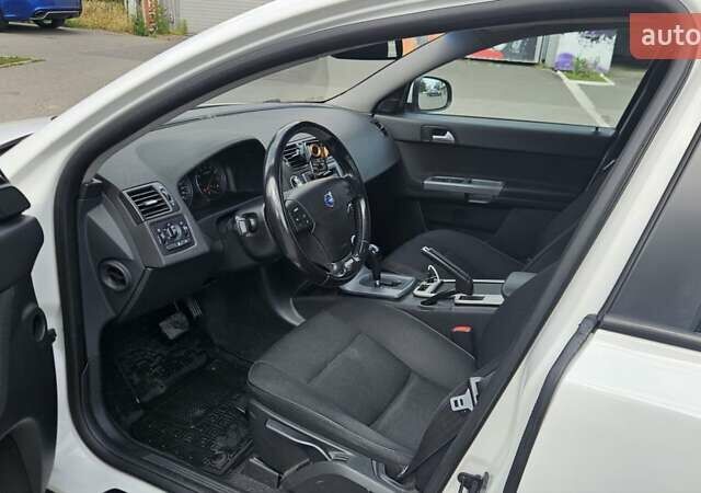 Белый Вольво С40, объемом двигателя 2 л и пробегом 203 тыс. км за 8000 $, фото 5 на Automoto.ua