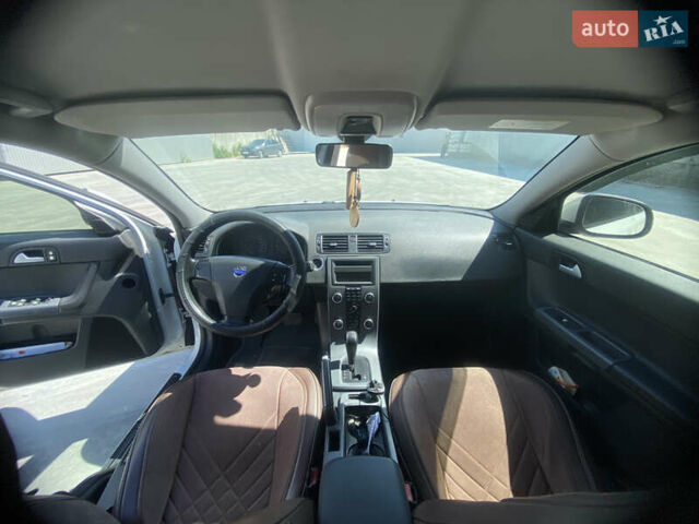 Белый Вольво С40, объемом двигателя 2 л и пробегом 217 тыс. км за 7300 $, фото 2 на Automoto.ua