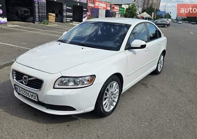 Белый Вольво С40, объемом двигателя 2 л и пробегом 203 тыс. км за 8100 $, фото 2 на Automoto.ua