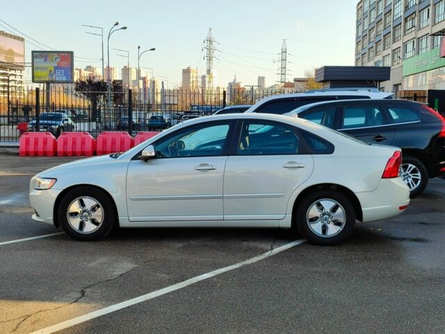 Белый Вольво С40, объемом двигателя 1.6 л и пробегом 194 тыс. км за 9999 $, фото 3 на Automoto.ua