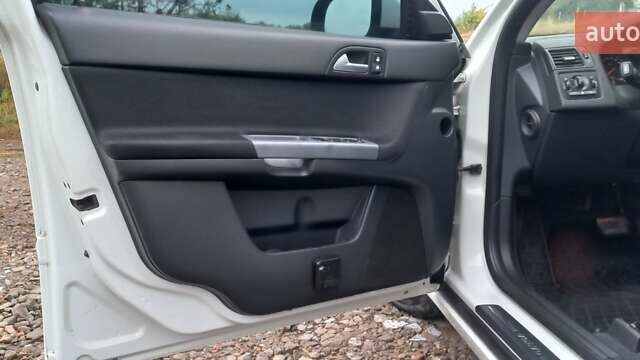 Білий Вольво S40, об'ємом двигуна 2 л та пробігом 250 тис. км за 8100 $, фото 12 на Automoto.ua