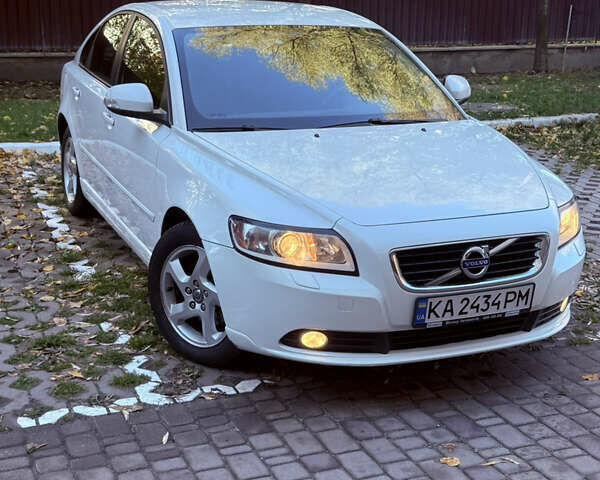 Вольво С40 2012 в Киеве на Automoto.ua Белый Вольво С40, объемом двигателя 2 л и пробегом 176 тыс. км за 7400 $, фото 3 на Automoto.ua