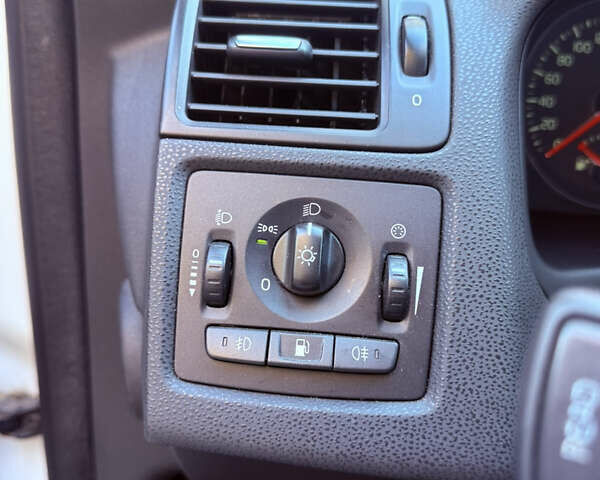 Вольво С40 2012 в Киеве на Automoto.ua Белый Вольво С40, объемом двигателя 2 л и пробегом 176 тыс. км за 7400 $, фото 28 на Automoto.ua