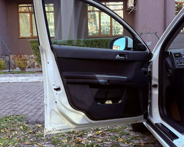 Вольво С40 2012 в Киеве на Automoto.ua Белый Вольво С40, объемом двигателя 2 л и пробегом 176 тыс. км за 7400 $, фото 10 на Automoto.ua