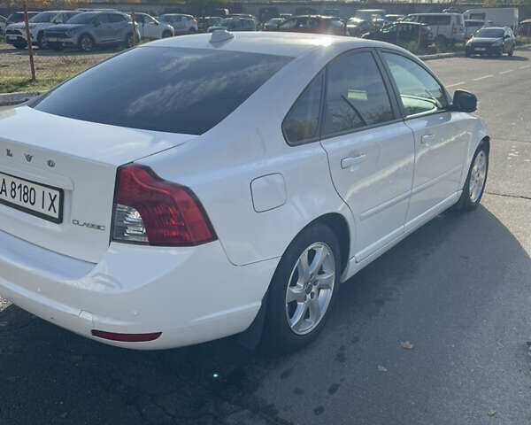 Белый Вольво С40, объемом двигателя 2 л и пробегом 160 тыс. км за 7400 $, фото 1 на Automoto.ua