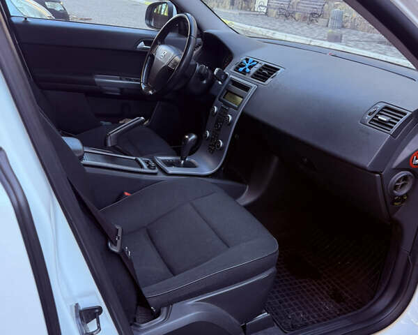 Вольво С40 2012 в Киеве на Automoto.ua Белый Вольво С40, объемом двигателя 2 л и пробегом 176 тыс. км за 7400 $, фото 24 на Automoto.ua