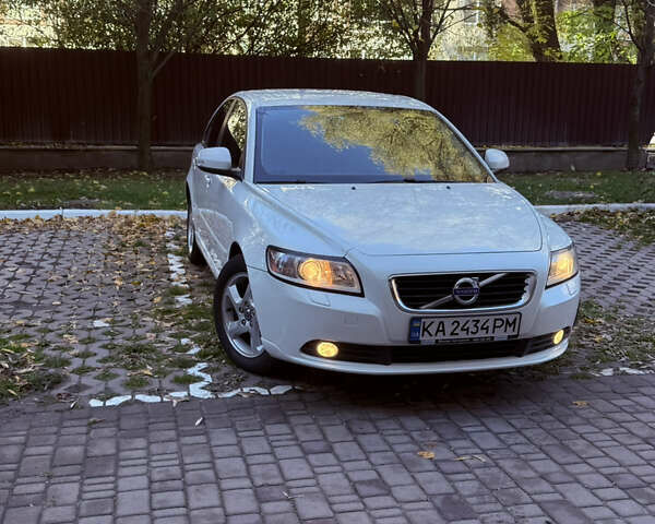 Вольво С40 2012 в Киеве на Automoto.ua Белый Вольво С40, объемом двигателя 2 л и пробегом 176 тыс. км за 7400 $, фото 1 на Automoto.ua