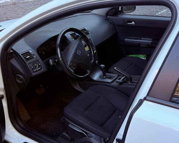 Вольво С40 2012 в Киеве на Automoto.ua Белый Вольво С40, объемом двигателя 2 л и пробегом 176 тыс. км за 7400 $, фото 11 на Automoto.ua