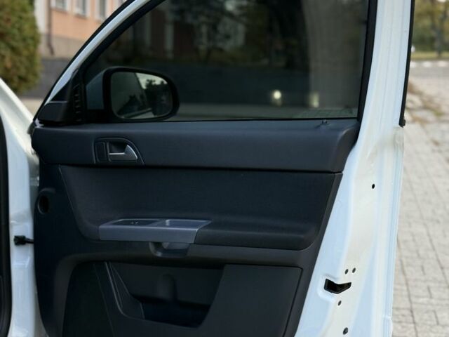 Белый Вольво С40, объемом двигателя 2 л и пробегом 240 тыс. км за 7350 $, фото 19 на Automoto.ua