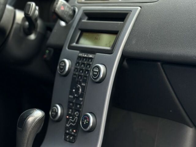 Белый Вольво С40, объемом двигателя 2 л и пробегом 240 тыс. км за 7350 $, фото 22 на Automoto.ua