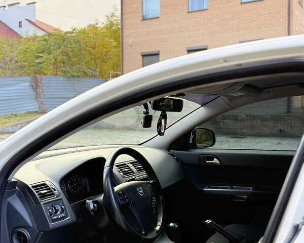 Белый Вольво С40, объемом двигателя 2 л и пробегом 240 тыс. км за 7350 $, фото 16 на Automoto.ua