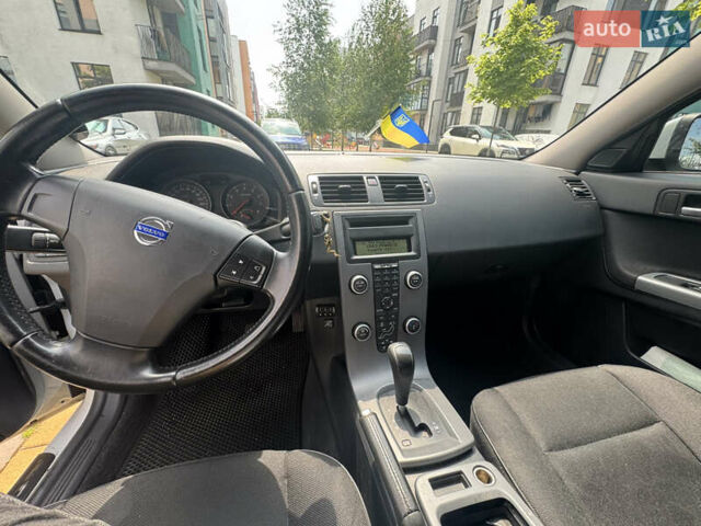 Белый Вольво С40, объемом двигателя 2 л и пробегом 110 тыс. км за 9500 $, фото 3 на Automoto.ua