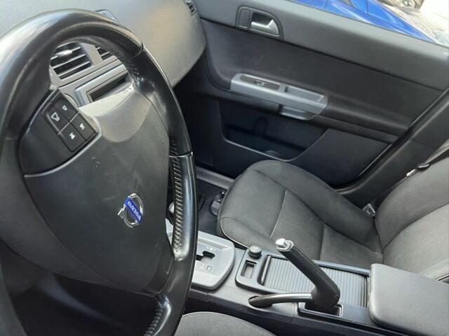 Белый Вольво С40, объемом двигателя 0 л и пробегом 140 тыс. км за 100 $, фото 1 на Automoto.ua