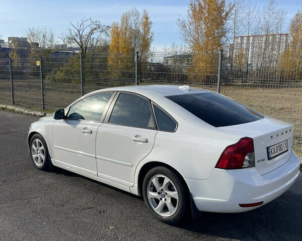 Белый Вольво С40, объемом двигателя 2 л и пробегом 160 тыс. км за 7400 $, фото 3 на Automoto.ua