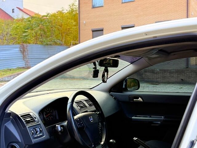 Білий Вольво S40, об'ємом двигуна 2 л та пробігом 240 тис. км за 9500 $, фото 8 на Automoto.ua