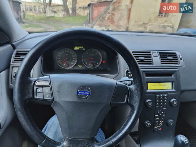 Черный Вольво С40, объемом двигателя 2 л и пробегом 328 тыс. км за 4400 $, фото 2 на Automoto.ua