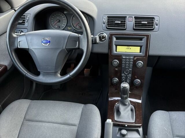 Чорний Вольво S40, об'ємом двигуна 1.6 л та пробігом 223 тис. км за 6100 $, фото 5 на Automoto.ua