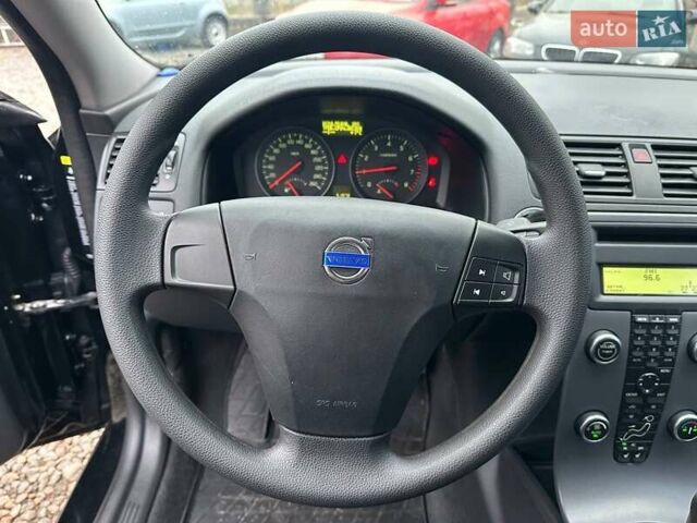 Черный Вольво С40, объемом двигателя 1.6 л и пробегом 51 тыс. км за 6300 $, фото 16 на Automoto.ua