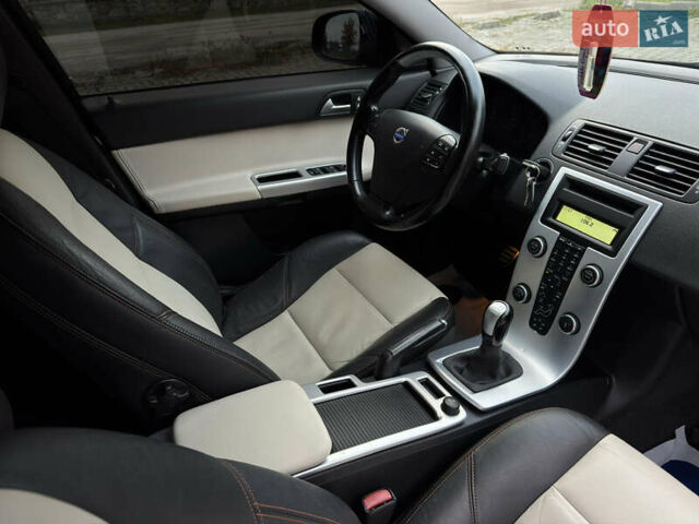 Черный Вольво С40, объемом двигателя 1.6 л и пробегом 210 тыс. км за 8800 $, фото 89 на Automoto.ua