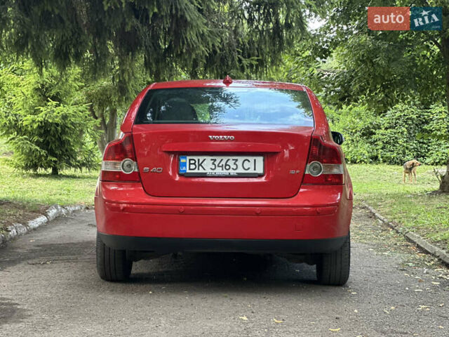 Красный Вольво С40, объемом двигателя 1.8 л и пробегом 288 тыс. км за 4800 $, фото 2 на Automoto.ua