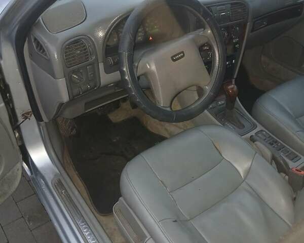 Серый Вольво С40, объемом двигателя 1.95 л и пробегом 375 тыс. км за 3100 $, фото 3 на Automoto.ua