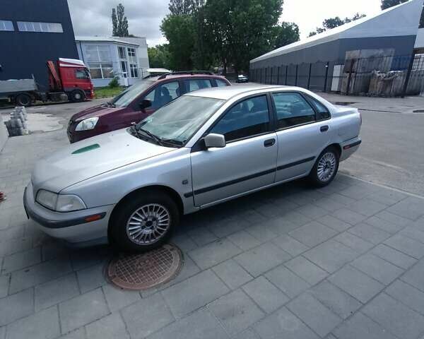 Серый Вольво С40, объемом двигателя 1.59 л и пробегом 260 тыс. км за 2700 $, фото 3 на Automoto.ua