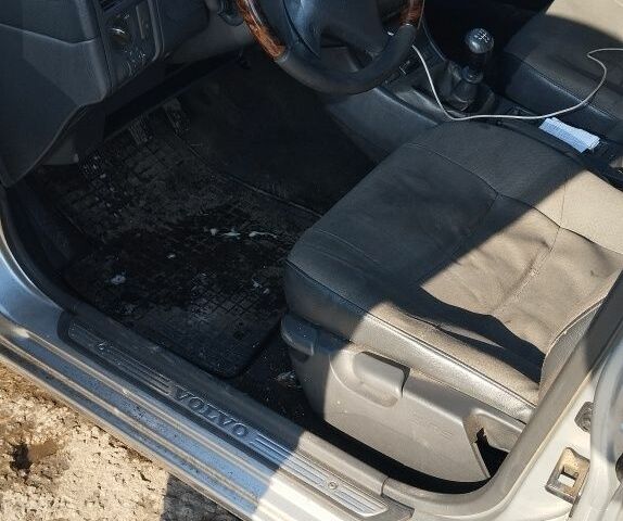 Серый Вольво С40, объемом двигателя 1.8 л и пробегом 300 тыс. км за 2600 $, фото 5 на Automoto.ua