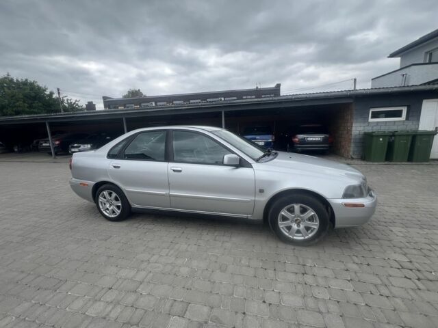 Серый Вольво С40, объемом двигателя 1.8 л и пробегом 300 тыс. км за 3300 $, фото 1 на Automoto.ua