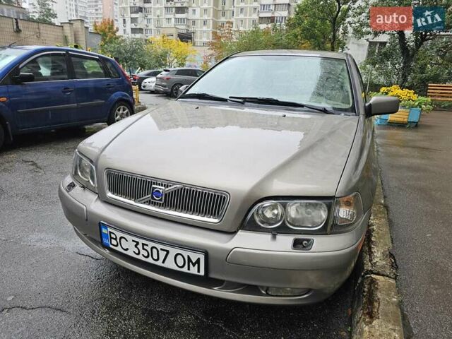 Вольво С40 2003 в Киеве на Automoto.ua Серый Вольво С40, объемом двигателя 2 л и пробегом 349 тыс. км за 5500 $, фото 4 на Automoto.ua