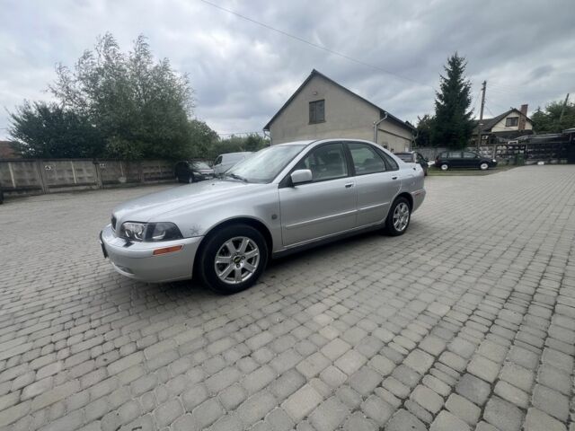 Серый Вольво С40, объемом двигателя 1.8 л и пробегом 300 тыс. км за 3300 $, фото 2 на Automoto.ua